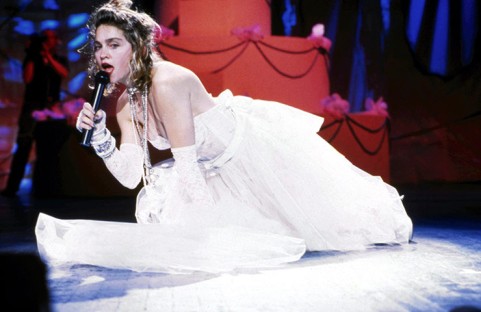 Madonna durante sua performance de "Like a Virgin"